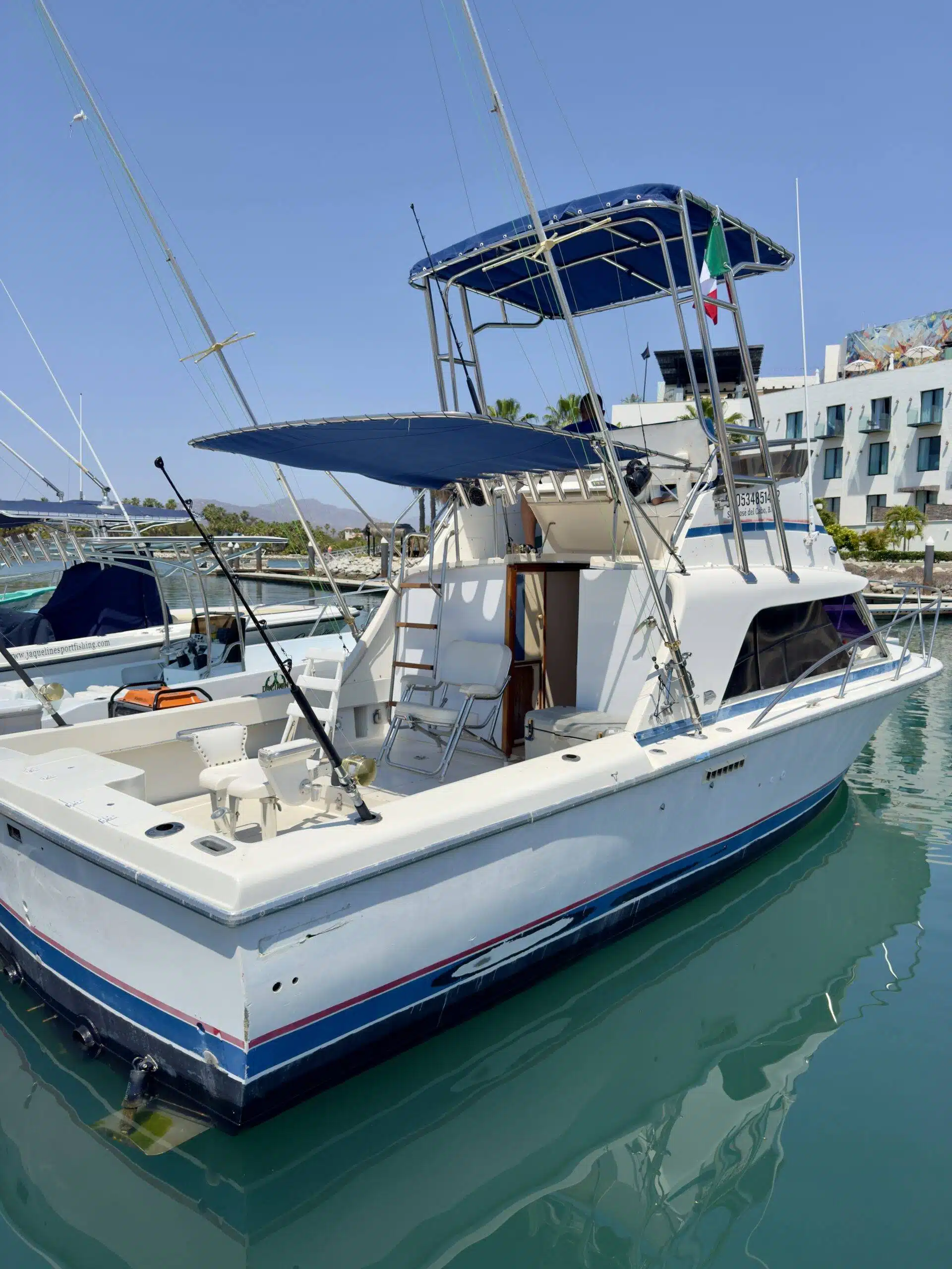 32ft Boat Classic sportfisher at Puerto Los Cabos ready for charter