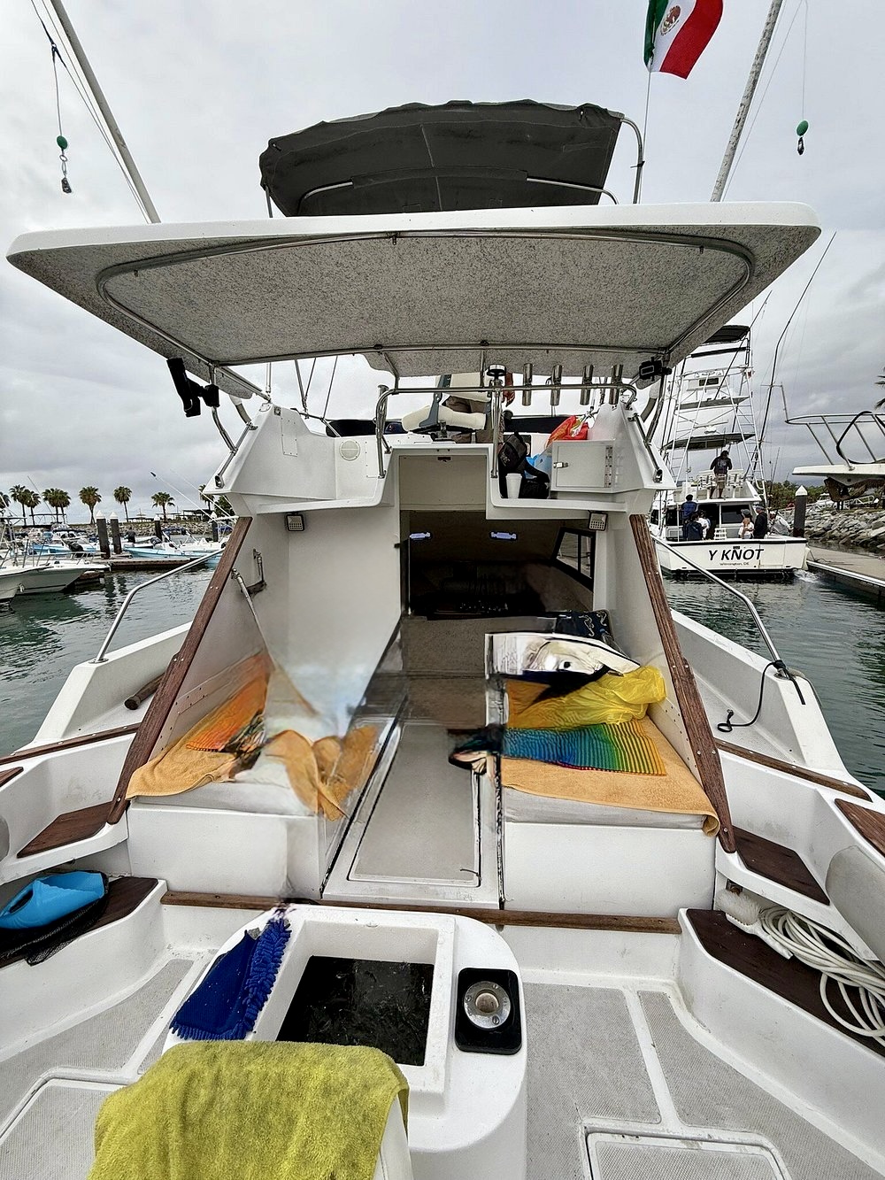 Cockpit and rigging on ABAMAR 33ft sportfisher