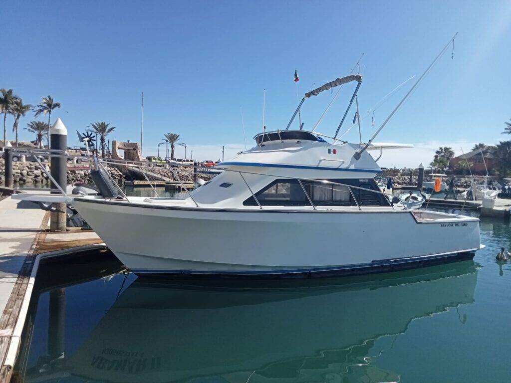 33ft boat with private bathroom, up to 5 guests.