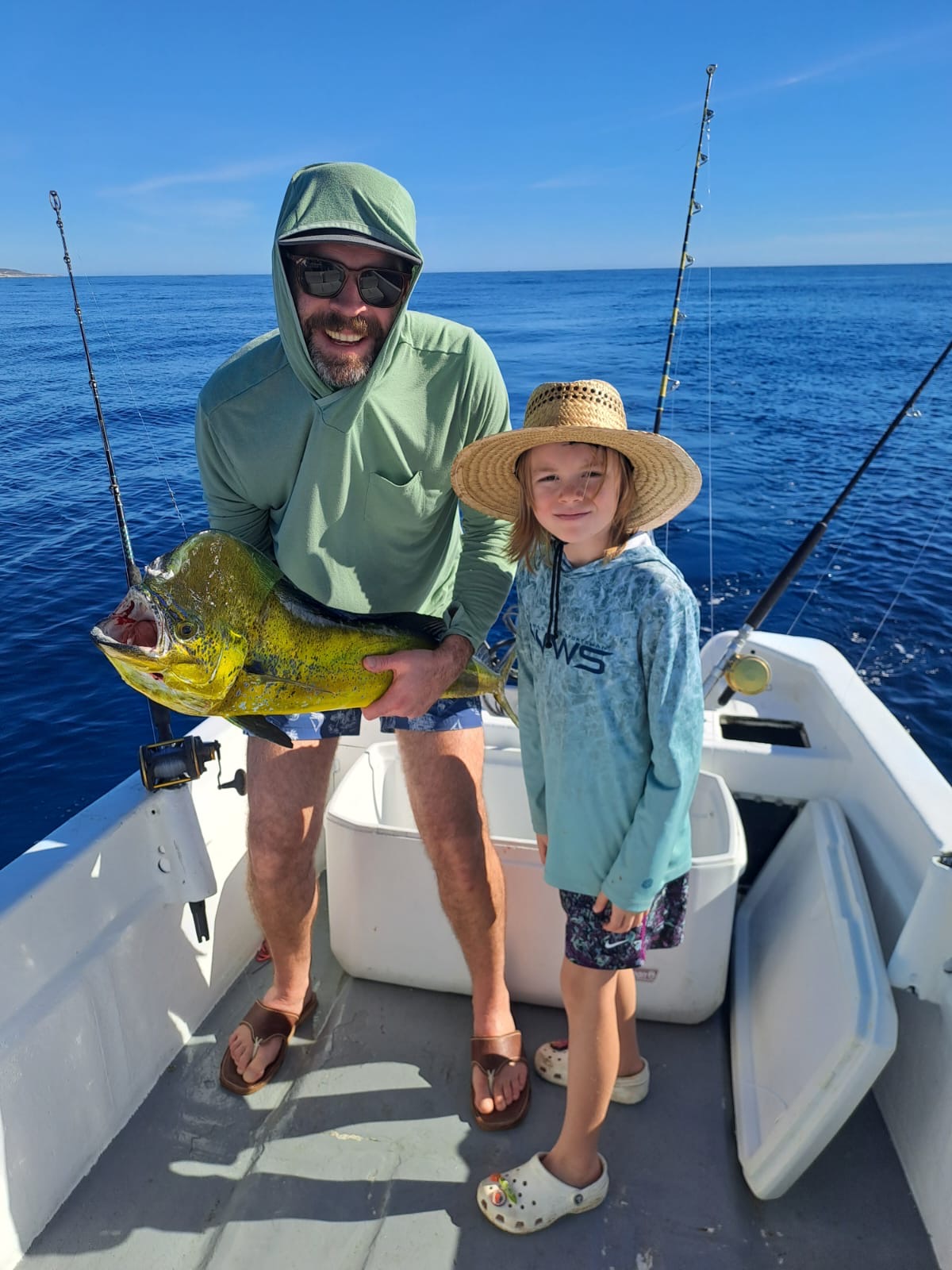 Daliken Sportfishing client holding a mahi mahi (dorado) caught in San José del Cabo near the East Side