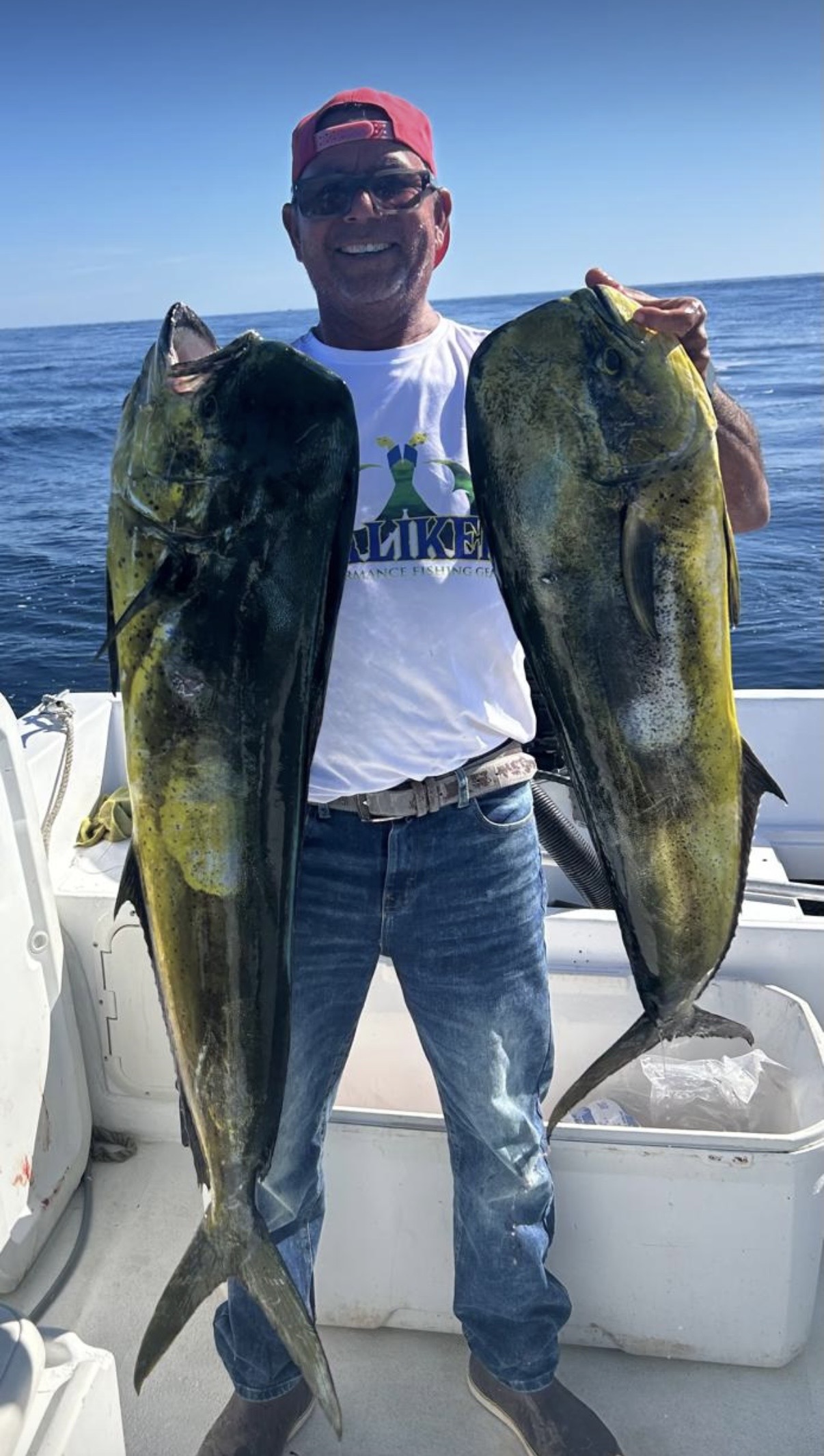 Daliken Sportfishing client holding a fresh dorado mahi-mahi catch in San José del Cabo