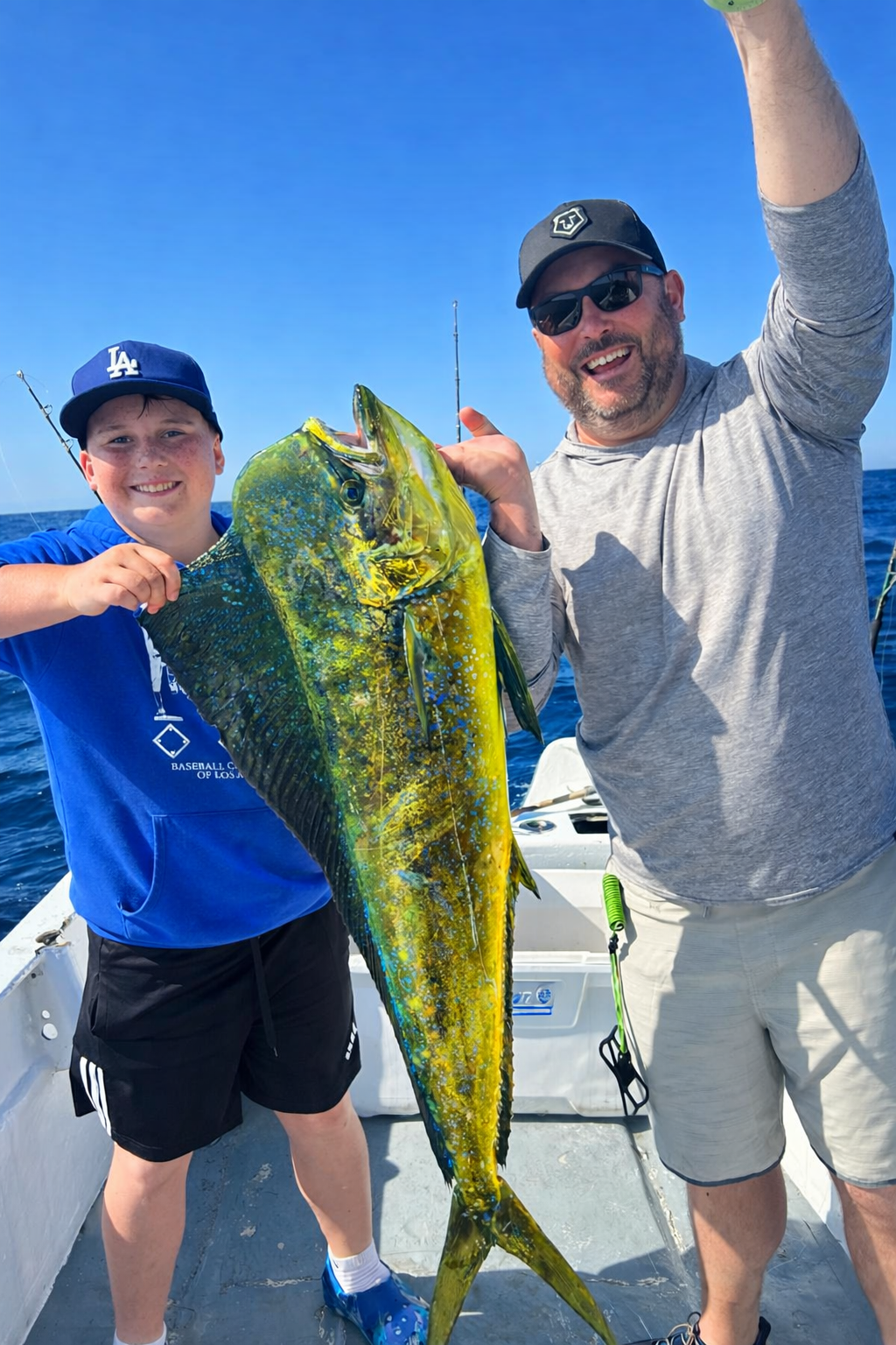 Huéspedes con dorado capturado en charter privado con Daliken en San José del Cabo