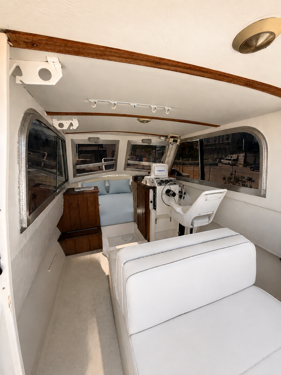 Habanero cockpit with two fighting chairs and open fishing deck