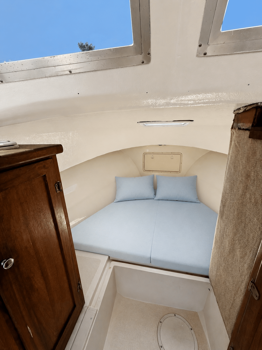 Interior cabin and private bathroom aboard the Habanero 28ft