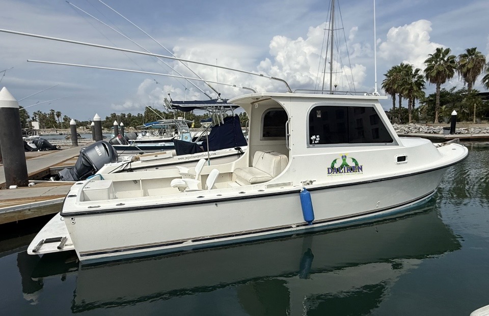 Daliken Sportfishing 28ft Habanero fishing charter boat docked at the marina